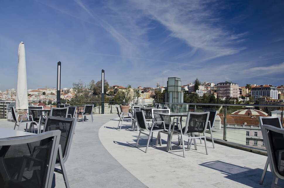 Een foto van het terras bij VIP Executive Eden Aparthotel