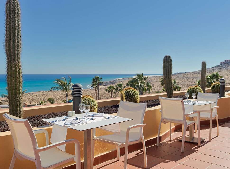 Een foto van het terras bij H10 Playa Esmeralda