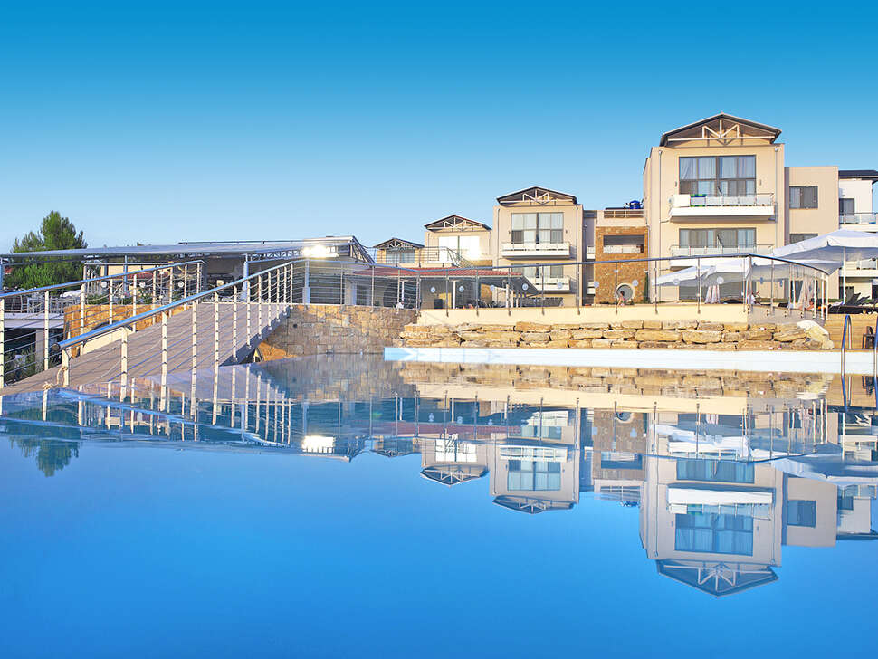 Een foto van het zwembad bij Istion Club & Spa