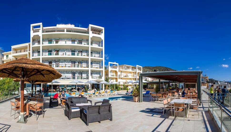 Een foto van het terras bij Hotel John & George