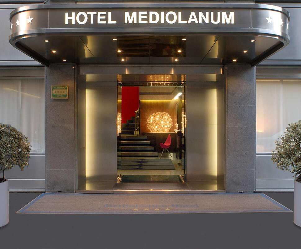 Een foto van de buitenkant van Hotel Mediolanum