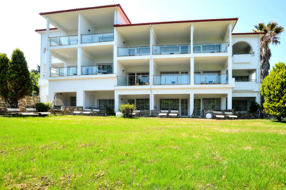 Een foto van de buitenkant van Alexander The Great Beach Hotel