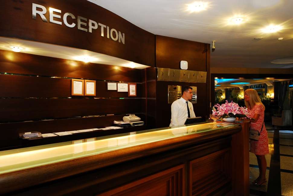 Een foto van het interieur van Grand Pasa Hotel