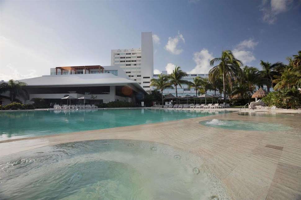 Een foto van het zwembad bij Presidente InterContinental Cancun Resort