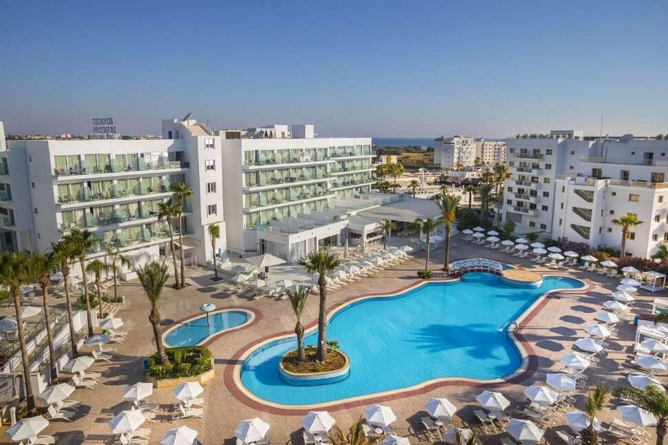 Ein Foto vom Pool im Tsokkos Protaras Beach Hotel