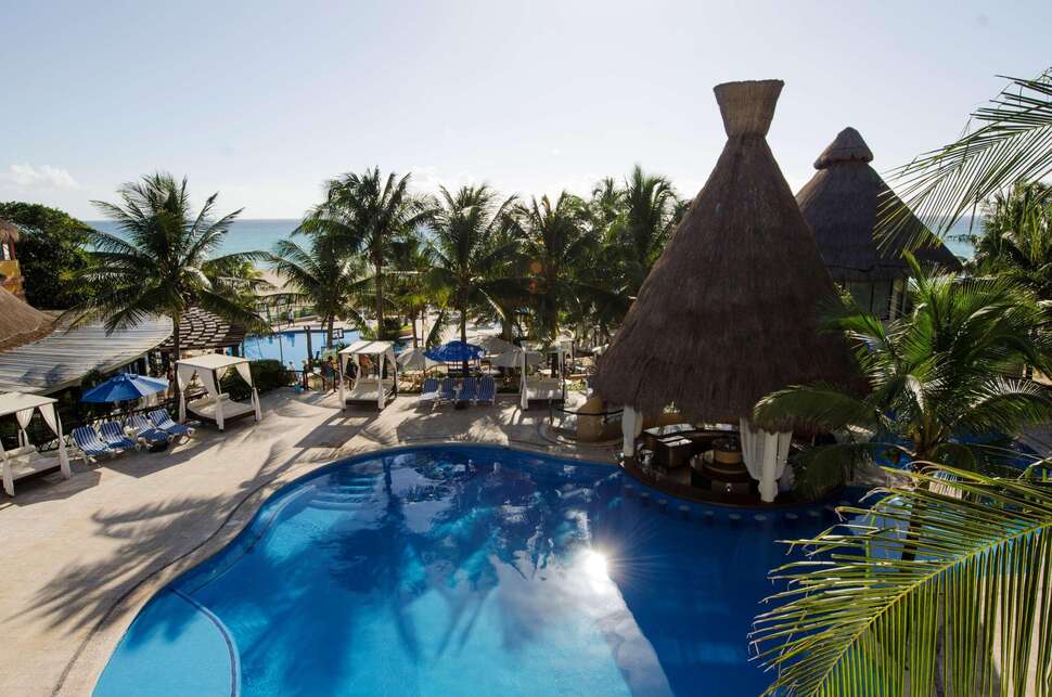 Een foto van het zwembad bij The Reef Playacar Resort