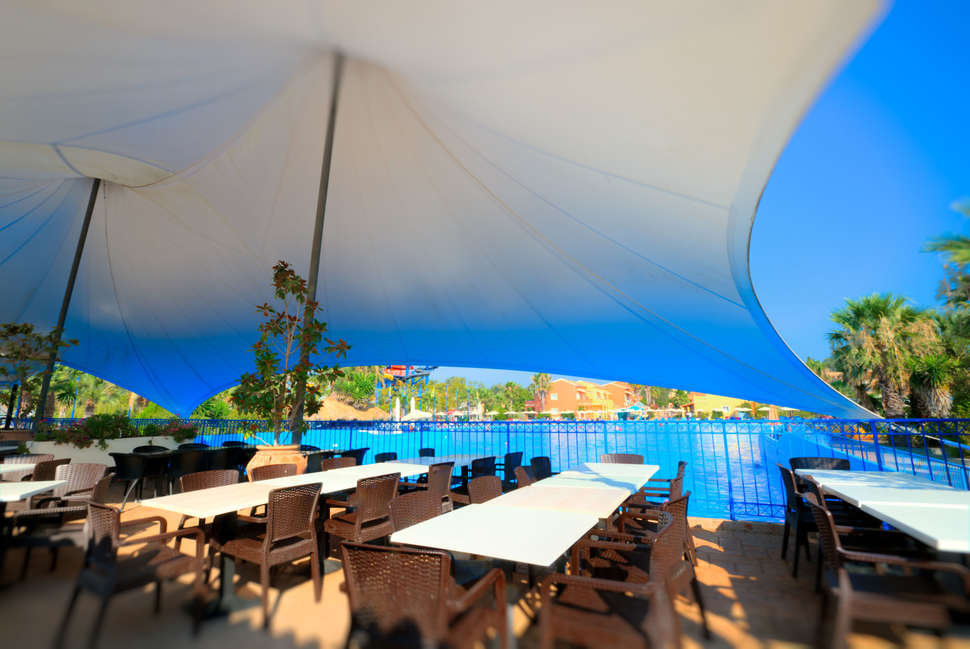 Een foto van het terras bij Aqualand Resort