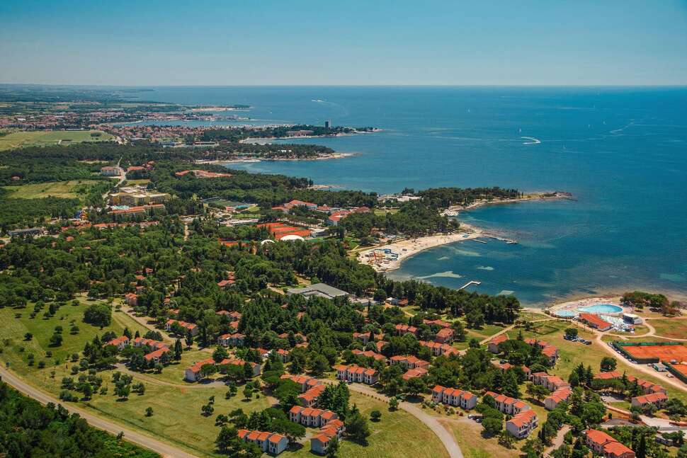 Een foto van een overzicht van Appartementen Polynesia Plava Laguna