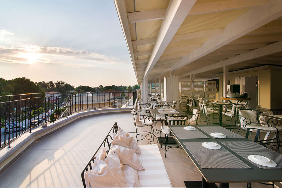 Een foto van de faciliteiten bij Neikos Mediterraneo Luxury Suites