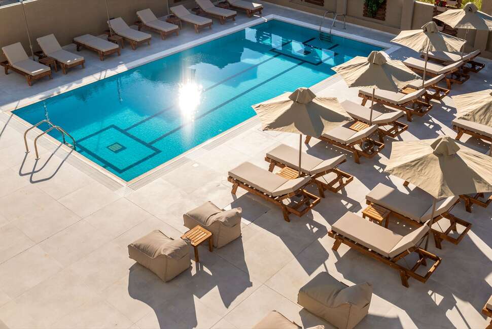Een foto van het zwembad bij Nicolas Grand Suites