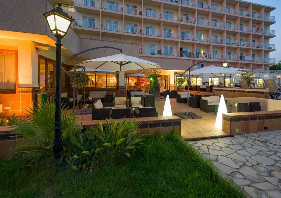 Een foto van de buitenkant van Invisa Hotel Es Pla