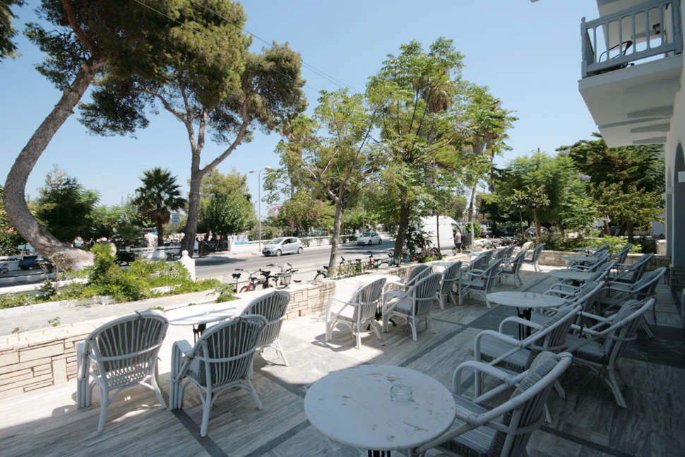 Een foto van het terras bij Theodorou Beach Hotel