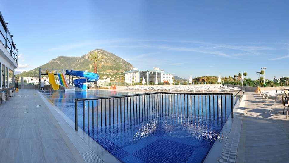 Ein Foto vom Pool im Campus Hill Hotel