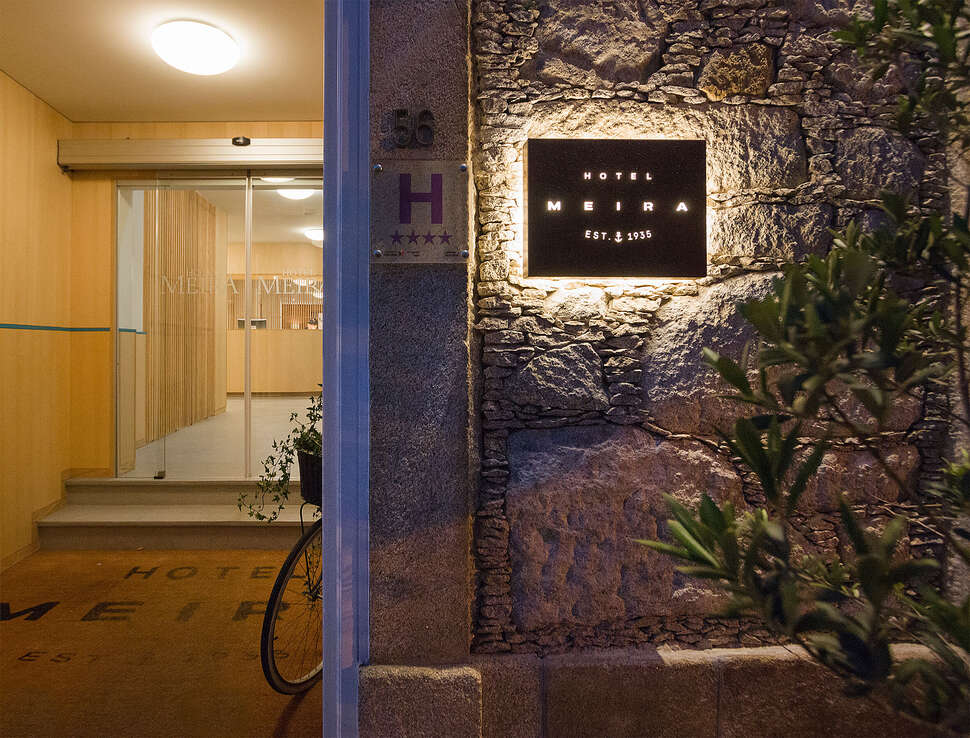 Een foto van de buitenkant van Hotel Meira