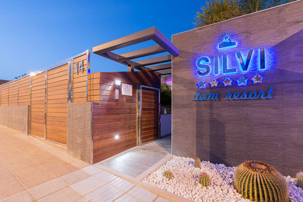 Een foto van de buitenkant van Silvi Villas