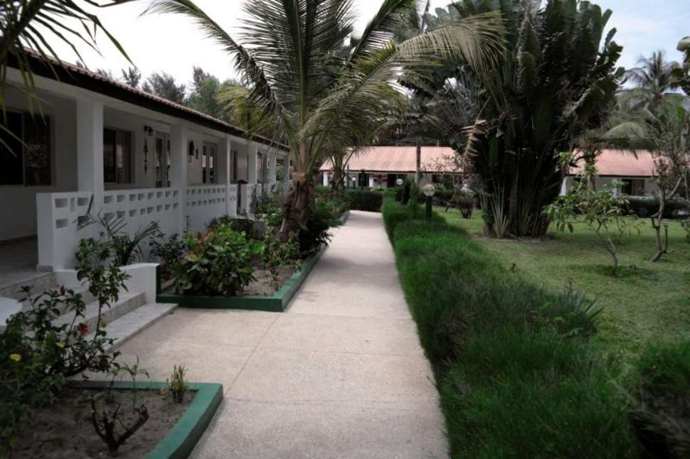 Een foto van het terras bij Holiday Beach Club Hotel
