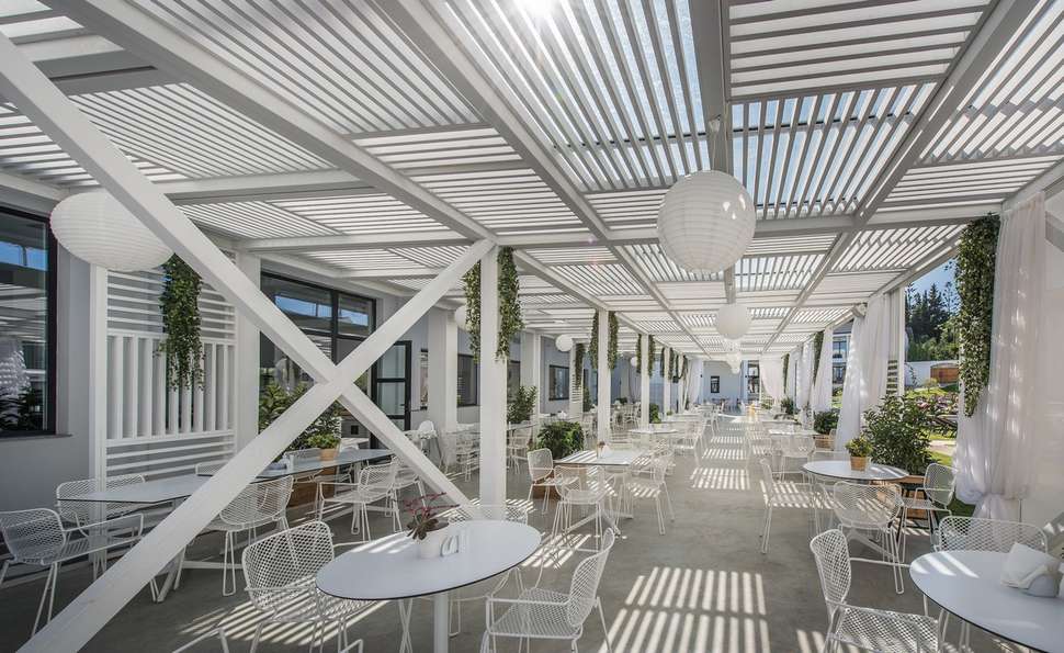Een foto van het terras bij Aqua Bay Hotel