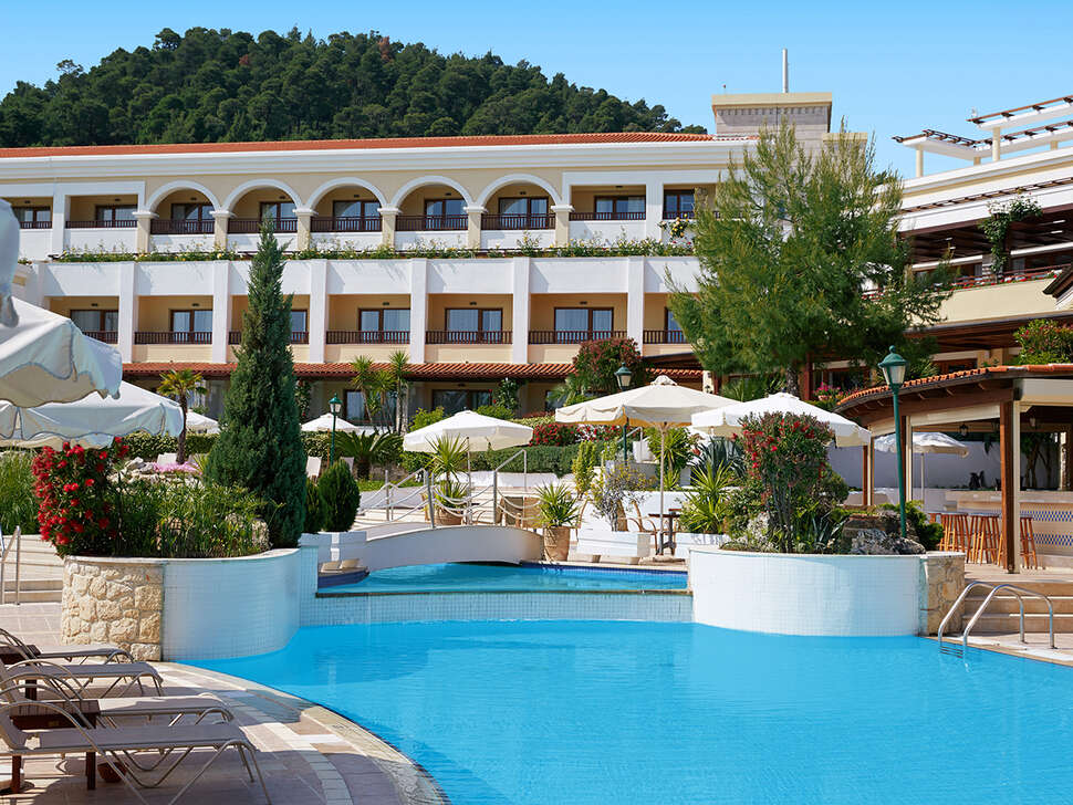 Een foto van het zwembad bij Hotel Aegean Melathron Thalasso & Spa