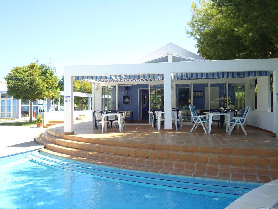Een foto van het terras bij Club Ciudadela
