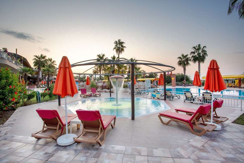 Een foto van het zwembad bij Pine Beach Belek