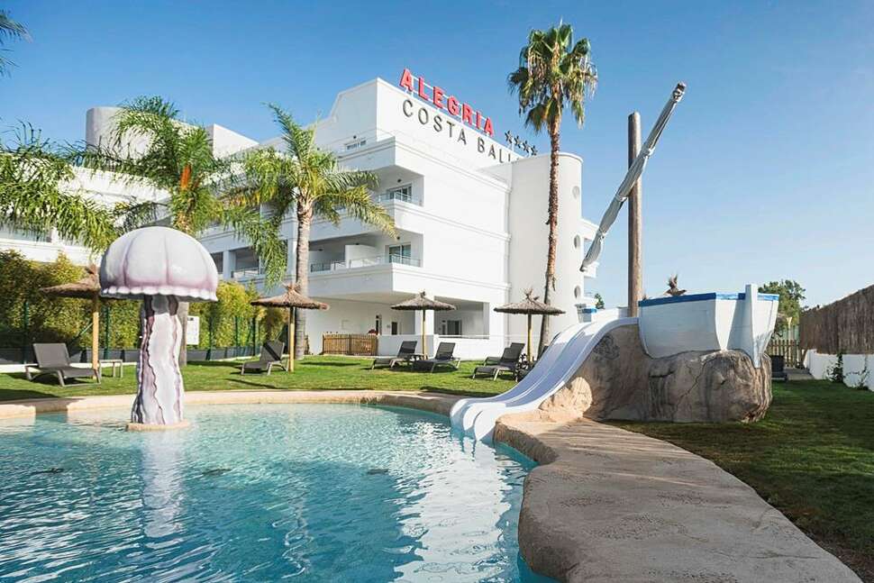 Een foto van het zwembad bij Alegria Costa Ballena