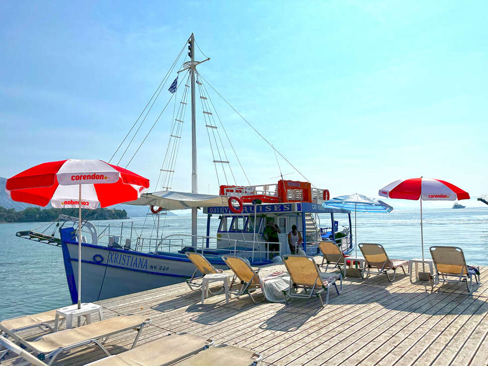 Een foto van het terras bij Dassia Beach Hotel