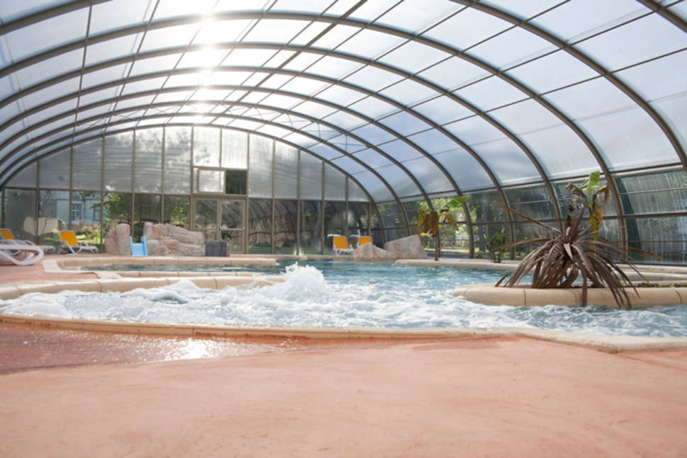 Een foto van het zwembad bij Camping Domaine de la Ville Huchet