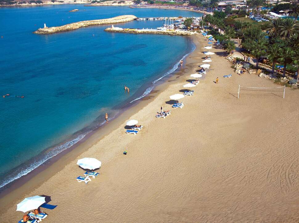 Een foto van het strand bij Coral Beach Hotel & Resort