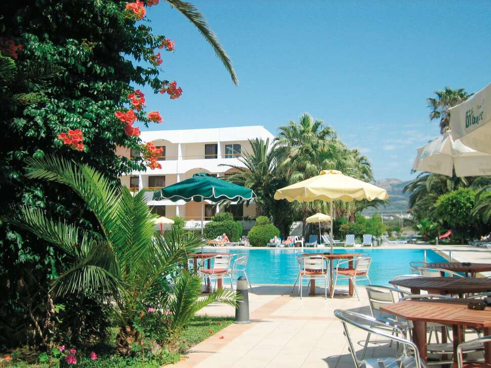 Een foto van het terras bij Tigaki Beach Hotel
