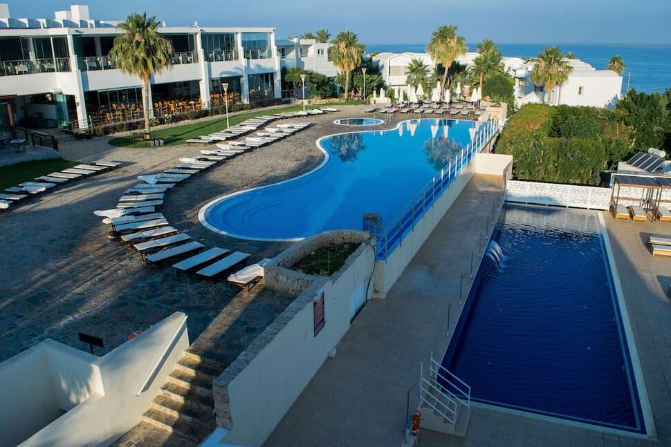 Een foto van het zwembad bij Theo Sunset Bay Hotel