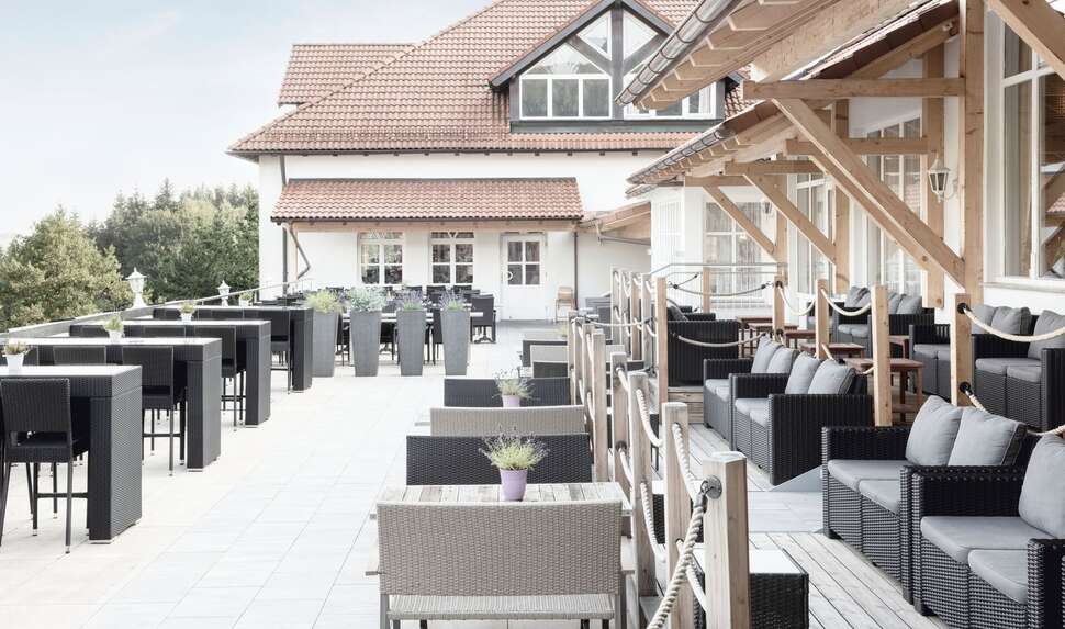 Een foto van het terras bij Burghotel Am Hohen Bogen