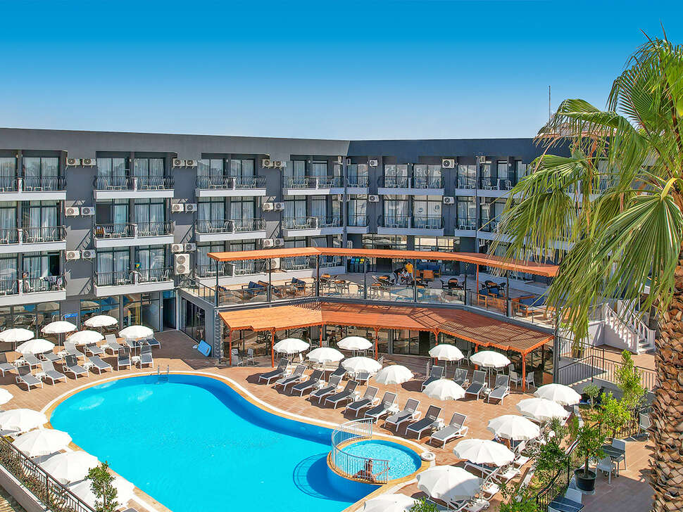 Een foto van het zwembad bij Clover Magic Park Side Hotel