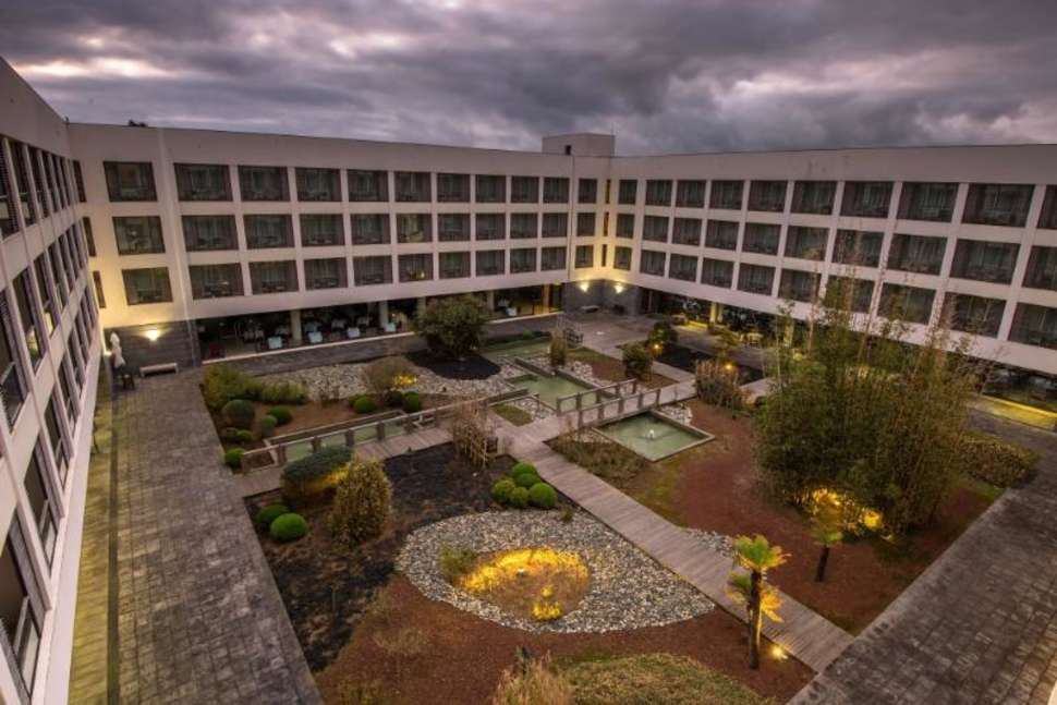 Een foto van de buitenkant van Azoris Royal Garden Hotel