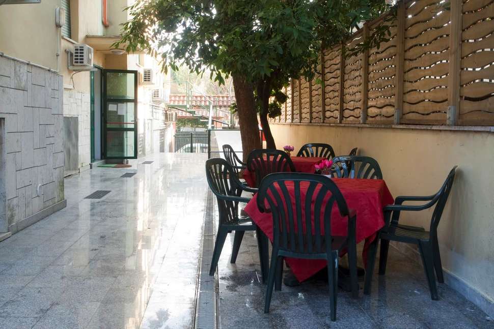 Een foto van het terras bij Hotel Antico Acquedotto