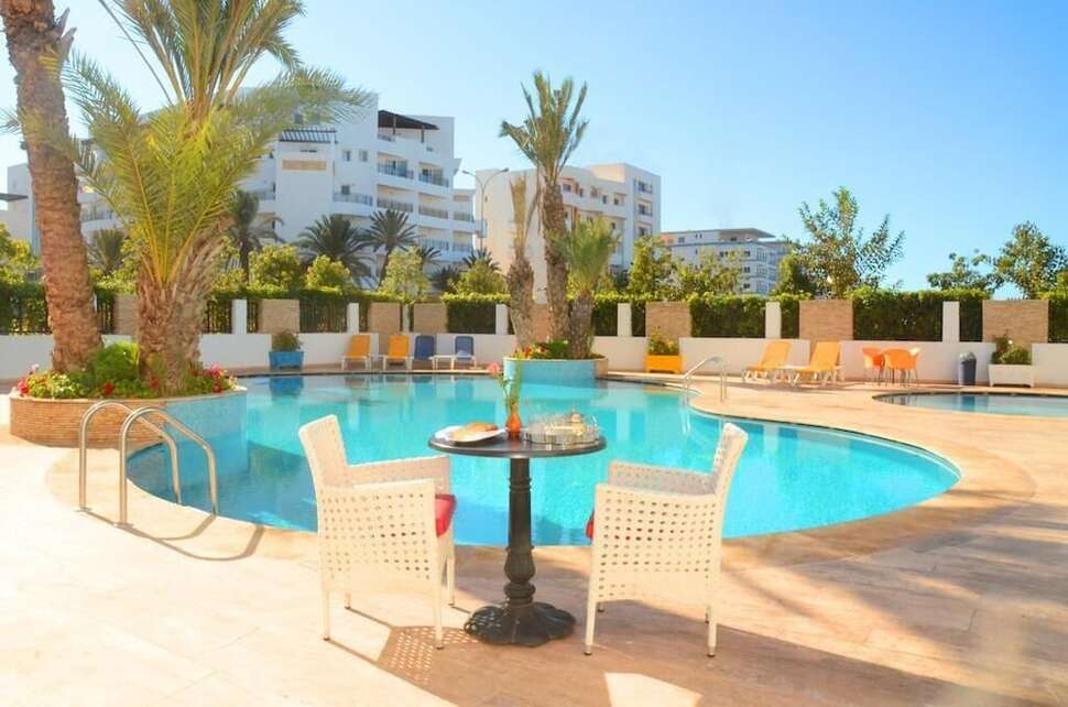Een foto van het zwembad bij Atlantic Palm Beach Suites Aparthotel