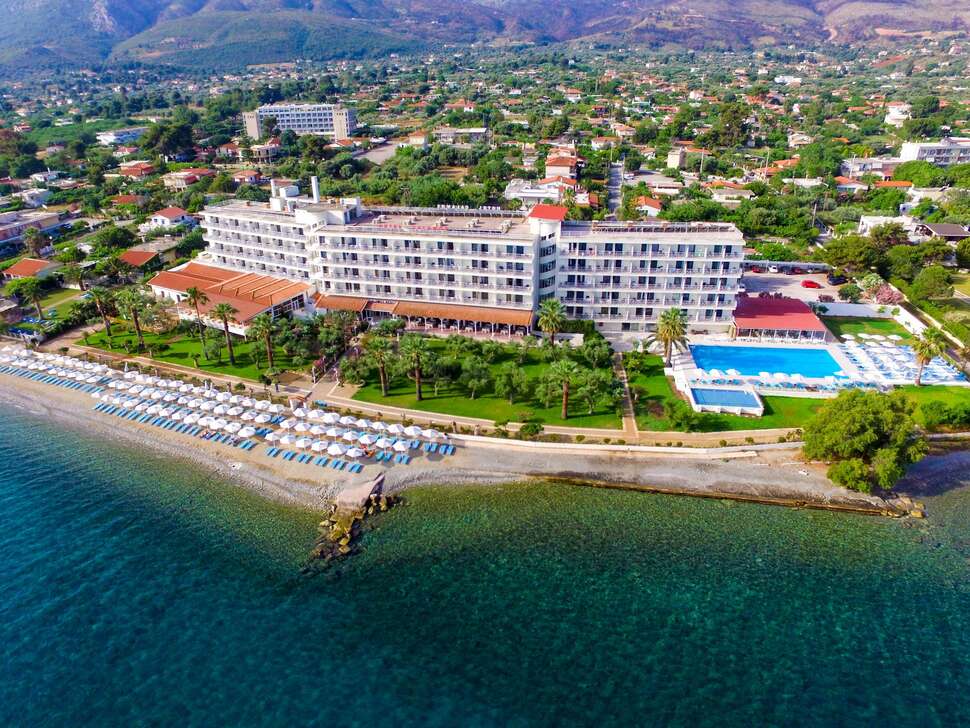 Een foto van de buitenkant van Calamos Beach Hotel