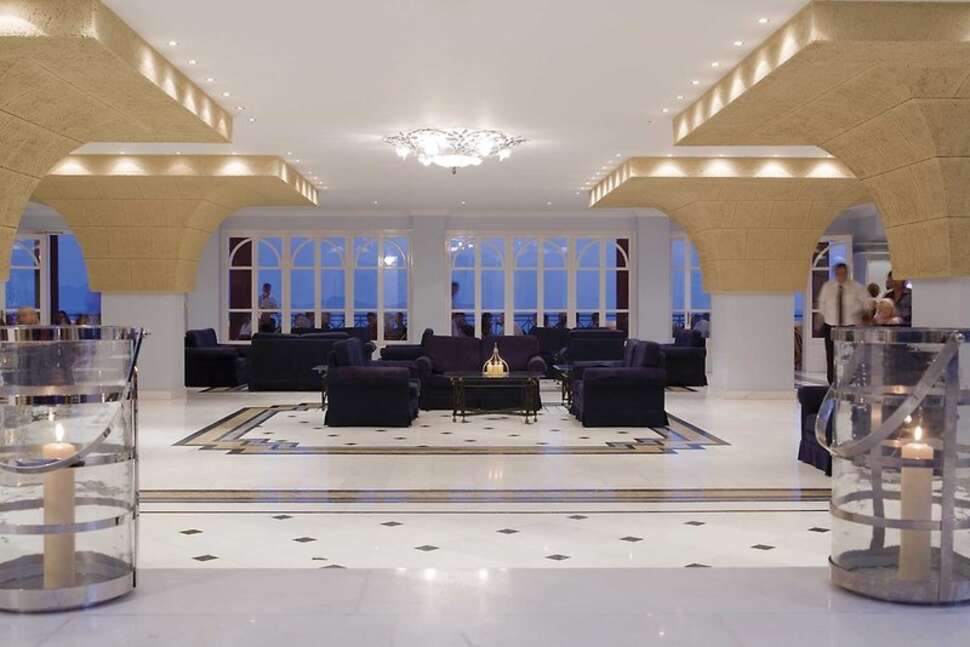 Een foto van het interieur van Mitsis Summer Palace Beach Hotel