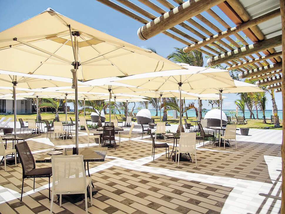 Een foto van het terras bij Crystals Beach Resort Belle Mare