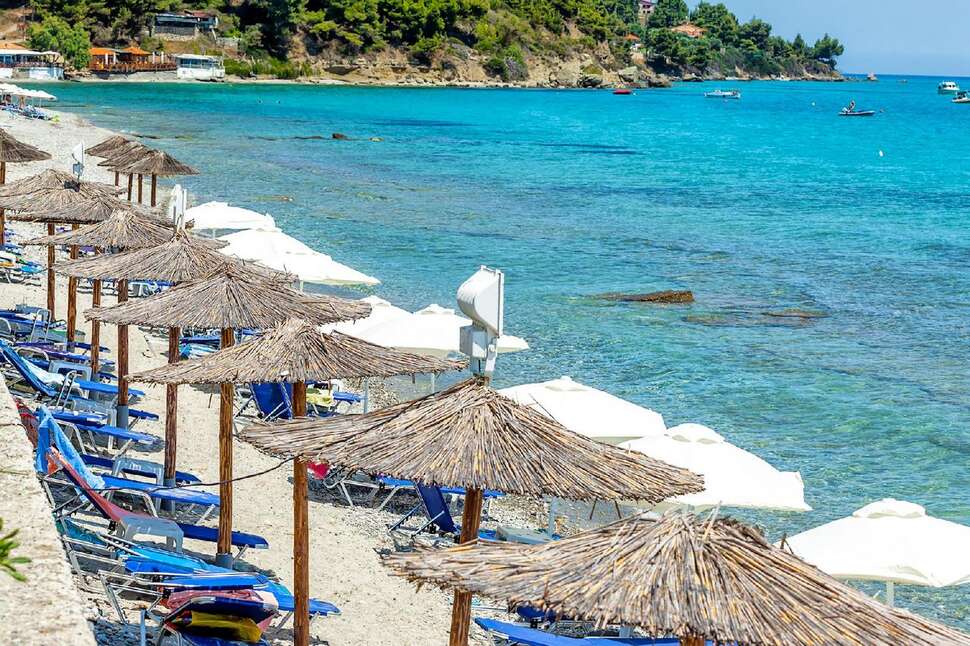 Ein Foto vom Strand beim Xenios Dolphin Beach