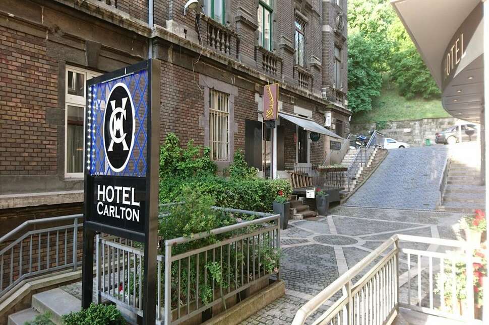 Een foto van de buitenkant van Carlton Hotel