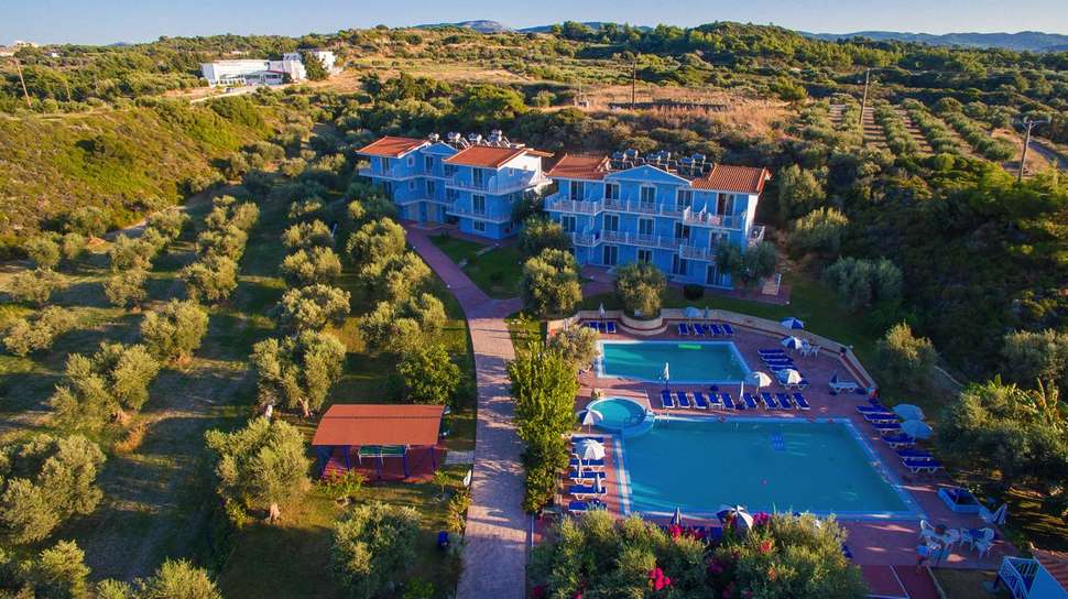Ein Foto von der Außenansicht des Filoxenia Hotel Tholos