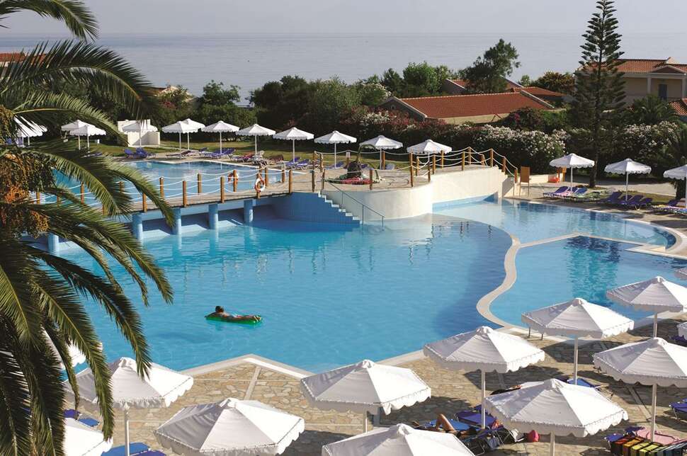 Een foto van het zwembad bij Roda Beach Resort & Spa
