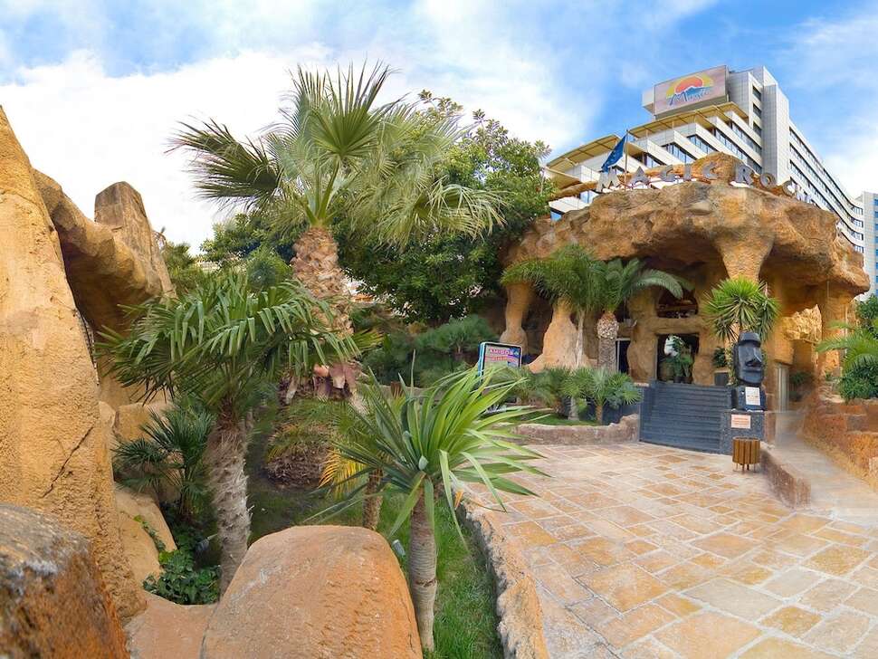 Een foto van de buitenkant van Hotel Magic Aqua Rock Gardens
