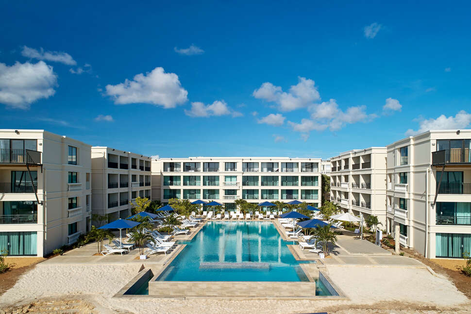 Een foto van het zwembad bij Curacao Marriott Beach Resort