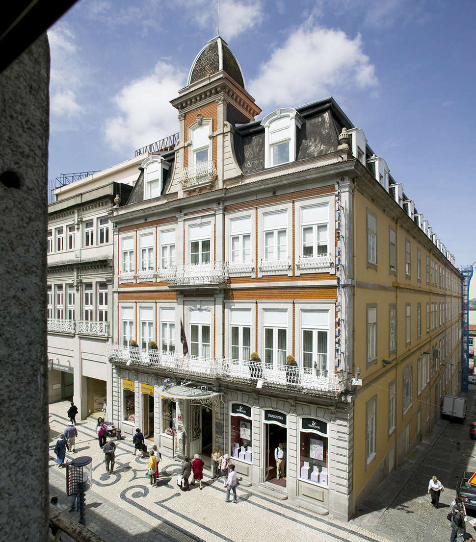 Een foto van de buitenkant van Grande Hotel Do Porto