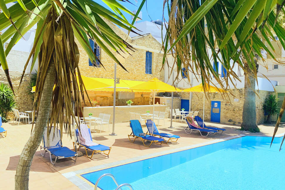 Ein Foto vom Pool im Kassavetis Center Hotel Studios & Apartments
