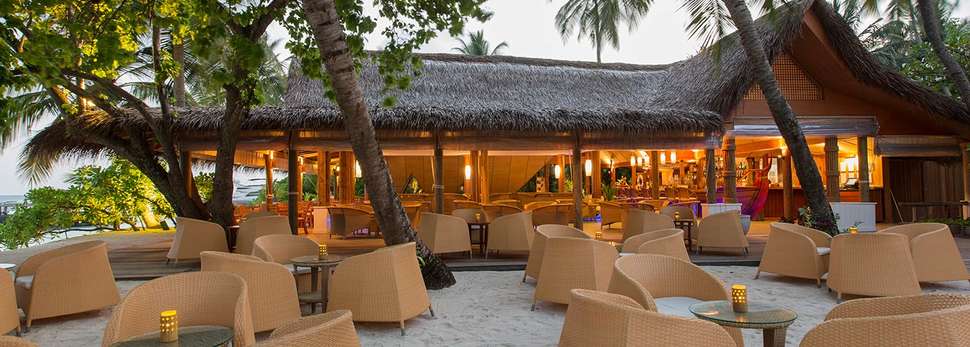 Een foto van het terras bij Kuramathi Island Resort