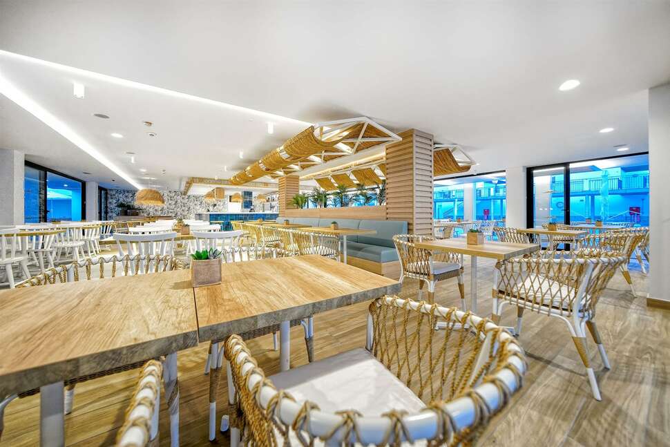 Een foto van het terras bij Broncemar Beach Aparthotel