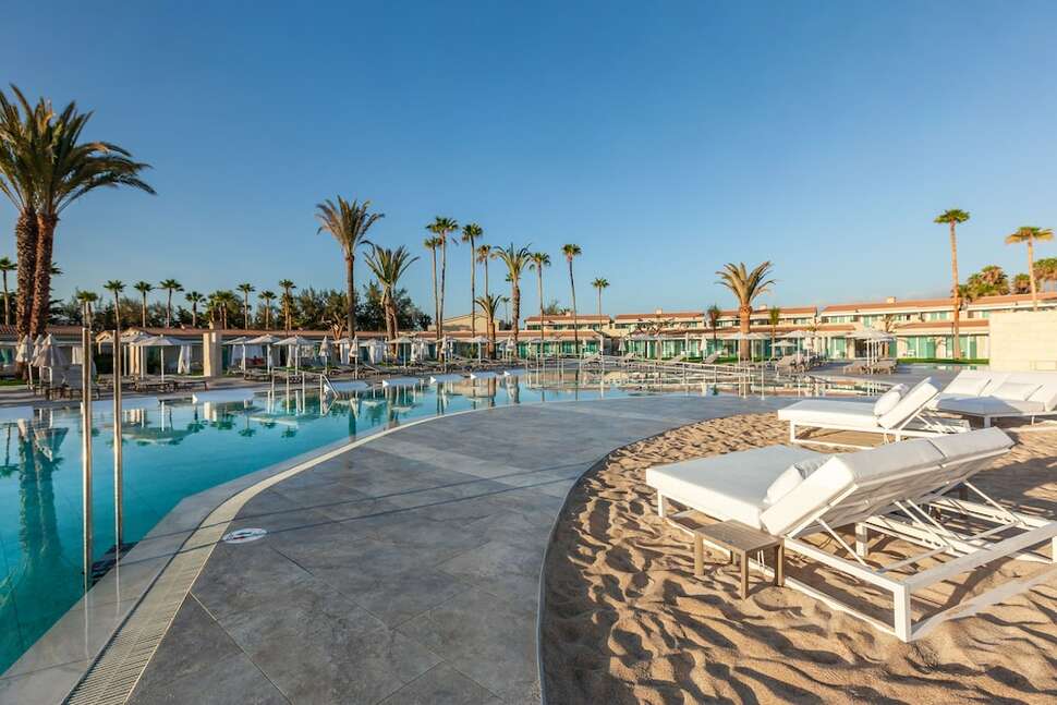 Een foto van het zwembad bij Kumara Serenoa by Lopesan Hotels