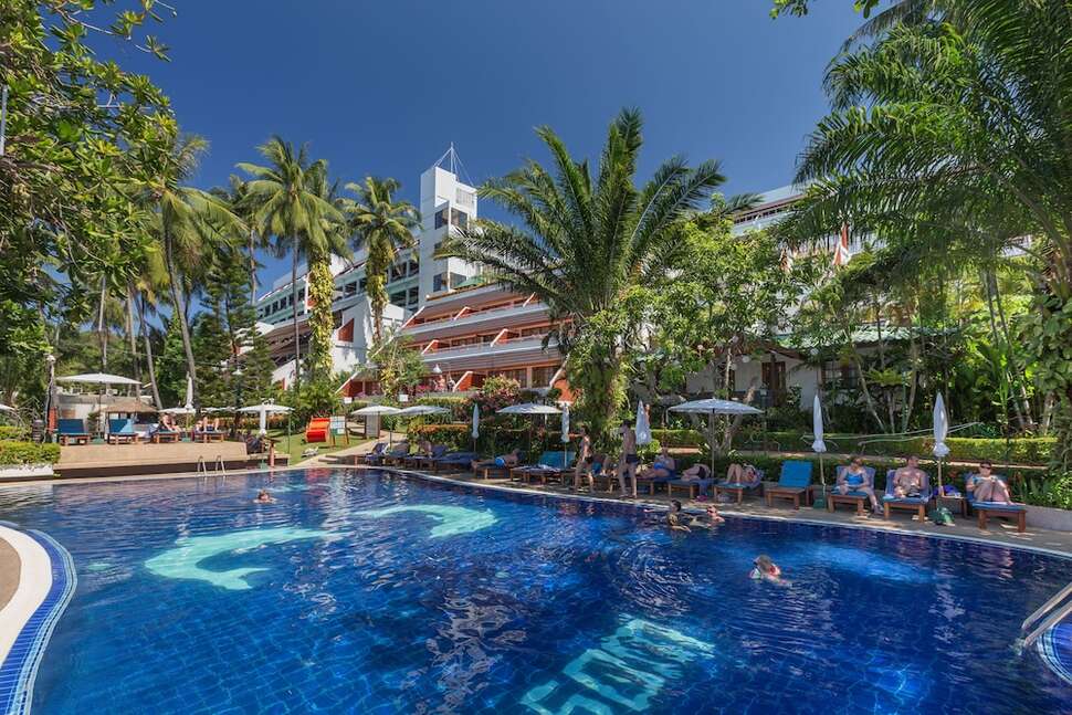 Een foto van het zwembad bij Best Western Phuket Ocean Resort